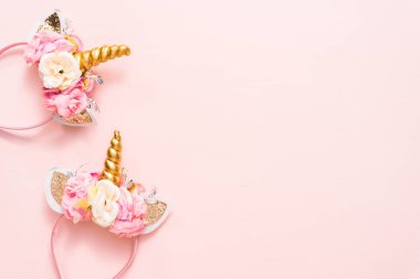 Tek boynuzlu at kafa bandı çiçek ve mavi zemin üzerine altın boynuz.