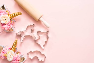 Tek boynuzlu at fırın parti malzemeleri, pembe arka plan çocuklar..