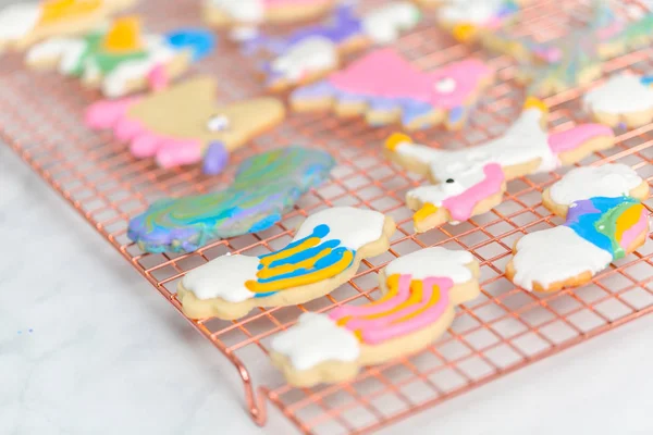 Tek boynuzlu at raf kurutma üzerinde Kraliyet buzlanma ile çocuklar tarafından dekore edilmiş şekerli kurabiye şeklinde.