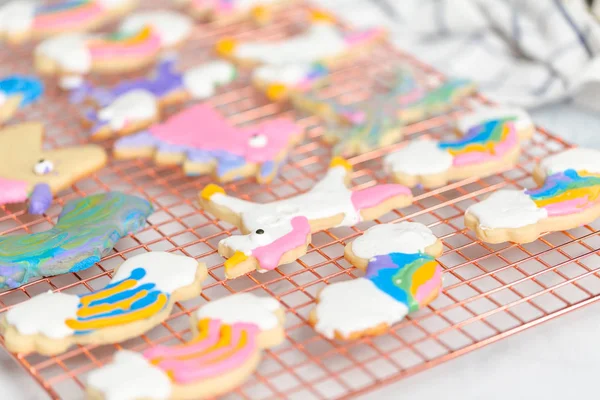 Tek boynuzlu at raf kurutma üzerinde Kraliyet buzlanma ile çocuklar tarafından dekore edilmiş şekerli kurabiye şeklinde.