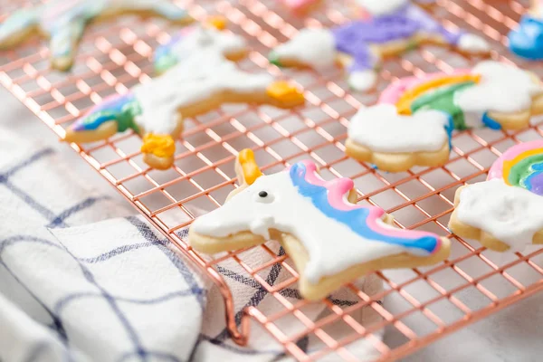 Tek boynuzlu at raf kurutma üzerinde Kraliyet buzlanma ile çocuklar tarafından dekore edilmiş şekerli kurabiye şeklinde.