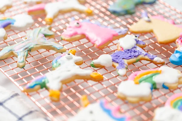 ユニコーン型物干しラックに高貴なアイシングの子どもたちによって装飾された砂糖のクッキー — ストック写真