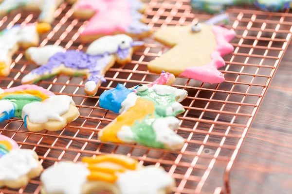 Tek boynuzlu at raf kurutma üzerinde Kraliyet buzlanma ile çocuklar tarafından dekore edilmiş şekerli kurabiye şeklinde.