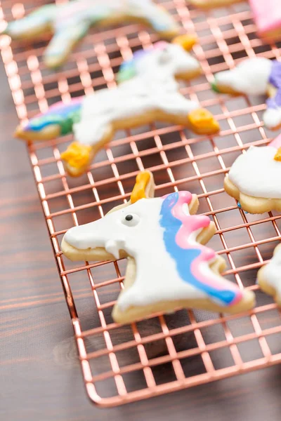 Tek boynuzlu at raf kurutma üzerinde Kraliyet buzlanma ile çocuklar tarafından dekore edilmiş şekerli kurabiye şeklinde.