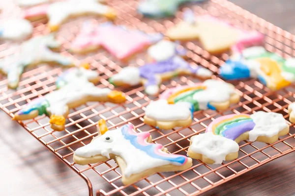 Tek boynuzlu at raf kurutma üzerinde Kraliyet buzlanma ile çocuklar tarafından dekore edilmiş şekerli kurabiye şeklinde.