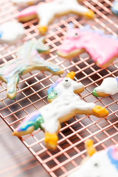 Tek boynuzlu at raf kurutma üzerinde Kraliyet buzlanma ile çocuklar tarafından dekore edilmiş şekerli kurabiye şeklinde.