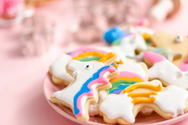 ユニコーン形ピンク板に高貴なアイシングの子どもたちによって装飾された砂糖のクッキー — ストック写真