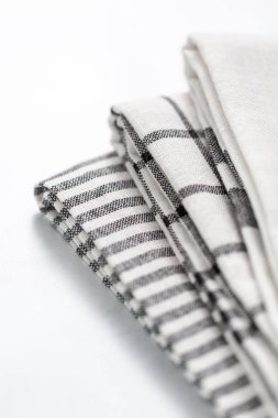 Mermer tezgahın üzerine katlanmış basit siyah desenli yeni mutfak havluları.