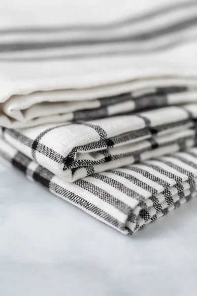 Nowe Ręczniki Kuchenne Prosty Wzór Czarny Składany Marmurowym Blatem — Zdjęcie stockowe