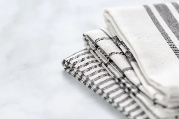 Nowe Ręczniki Kuchenne Prosty Wzór Czarny Składany Marmurowym Blatem — Zdjęcie stockowe
