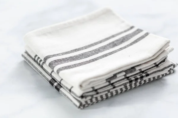 Nieuwe Keuken Handdoeken Met Eenvoudige Zwarte Patroon Gevouwen Marmeren Teller — Stockfoto