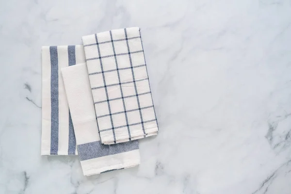 大理石のカウンター上に畳んだシンプルなブルー パターンを持つ新しいキッチン タオル — ストック写真
