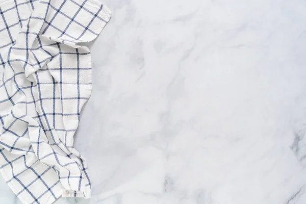 大理石のカウンターに青と白のシンプルなパターンのキッチン タオル — ストック写真