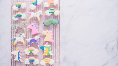 Tek boynuzlu at çerezleri royal Icing raf kurutma kurutma ile dekore edilmiş.