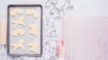 Şeker çerezleri fırın tepsisine tek boynuzlu at şeklinde.