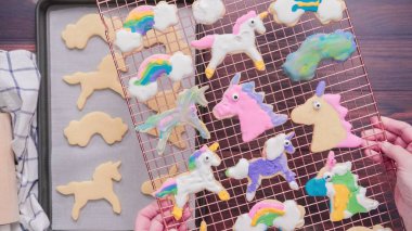 Tek boynuzlu at çerezleri royal Icing raf kurutma kurutma ile dekore edilmiş.