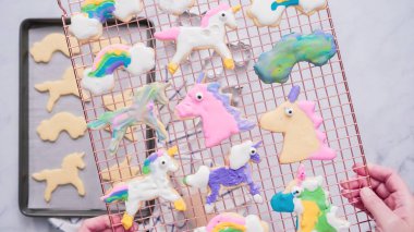 Tek boynuzlu at çerezleri royal Icing raf kurutma kurutma ile dekore edilmiş.