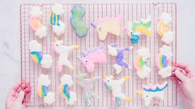 Tek boynuzlu at çerezleri royal Icing raf kurutma kurutma ile dekore edilmiş.