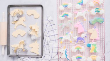 Tek boynuzlu at çerezleri royal Icing raf kurutma kurutma ile dekore edilmiş.