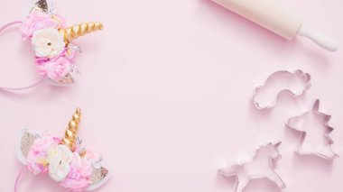 Tek boynuzlu at fırın parti pembe arka plan çocuklar..