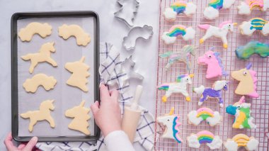 Tek boynuzlu at çerezleri royal Icing raf kurutma kurutma ile dekore edilmiş.