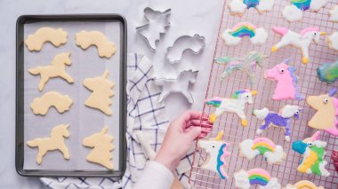 Tek boynuzlu at çerezleri royal Icing raf kurutma kurutma ile dekore edilmiş.