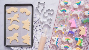 Tek boynuzlu at çerezleri royal Icing raf kurutma kurutma ile dekore edilmiş.