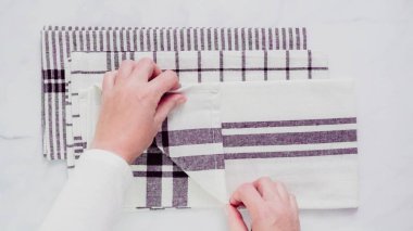 Mermer yüzey üzerinde blck ve beyaz desenli kağıt havlu katlama.