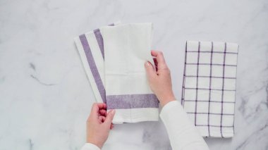 Mermer yüzey üzerinde mavi ve beyaz desenli kağıt havlu katlama.