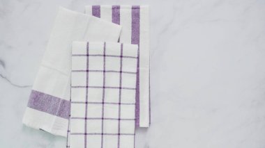 Mermer yüzey üzerinde mavi ve beyaz desenli kağıt havlu katlama.