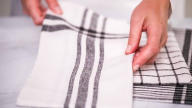 Mermer yüzey üzerinde blck ve beyaz desenli kağıt havlu katlama.