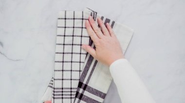 Mermer yüzey üzerinde blck ve beyaz desenli kağıt havlu katlama.