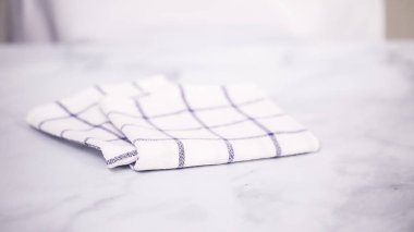 Mermer yüzey üzerinde blck ve beyaz desenli kağıt havlu katlama.