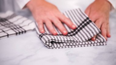 Mermer yüzey üzerinde blck ve beyaz desenli kağıt havlu katlama.