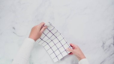 Mermer yüzey üzerinde blck ve beyaz desenli kağıt havlu katlama.