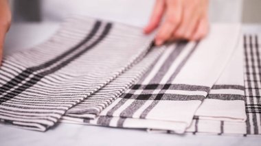 Mermer yüzey üzerinde blck ve beyaz desenli kağıt havlu katlama.