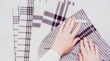 Mermer yüzey üzerinde blck ve beyaz desenli kağıt havlu katlama.