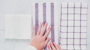 Mermer yüzey üzerinde mavi ve beyaz desenli kağıt havlu katlama.