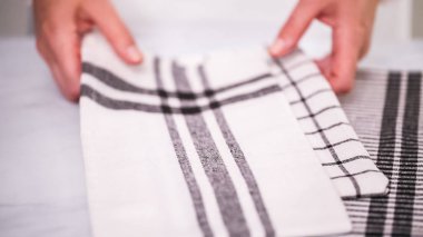 Mermer yüzey üzerinde blck ve beyaz desenli kağıt havlu katlama.