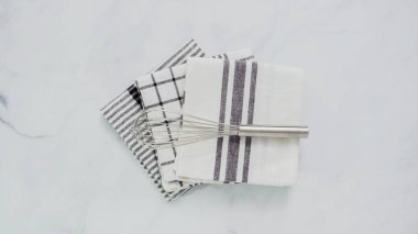 Mermer yüzey üzerinde blck ve beyaz desenli kağıt havlu katlama.