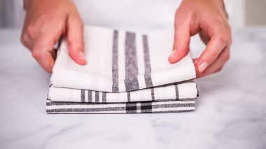 Mermer yüzey üzerinde blck ve beyaz desenli kağıt havlu katlama.