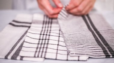 Mermer yüzey üzerinde blck ve beyaz desenli kağıt havlu katlama.