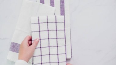 Mermer yüzey üzerinde mavi ve beyaz desenli kağıt havlu katlama.