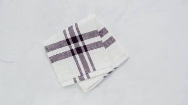 Mermer yüzey üzerinde blck ve beyaz desenli kağıt havlu katlama.