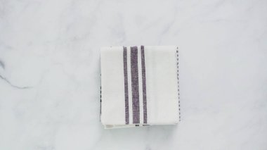 Mermer yüzey üzerinde blck ve beyaz desenli kağıt havlu katlama.