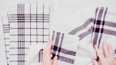 Mermer yüzey üzerinde blck ve beyaz desenli kağıt havlu katlama.