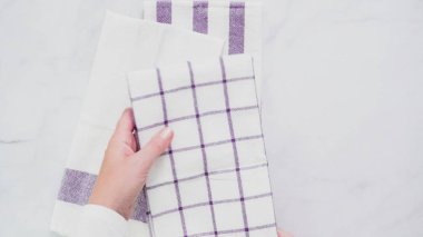 Mermer yüzey üzerinde mavi ve beyaz desenli kağıt havlu katlama.