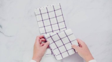 Mermer yüzey üzerinde blck ve beyaz desenli kağıt havlu katlama.