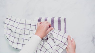 Mermer yüzey üzerinde mavi ve beyaz desenli kağıt havlu katlama.