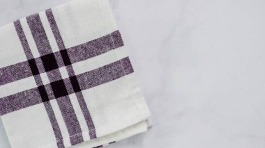 Mermer yüzey üzerinde blck ve beyaz desenli kağıt havlu katlama.